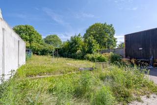 - Centrale ligging in Moorslede: Iepersestraat 15<br />- Lichtrijke leefruimte met open keuken<br />- 4 slaapkamers<br />- Badkamer met toilet, douche en wastafel<br />- Grote zongerichte tuin met terras<br />- EPC label F, renovatieplicht van toepassing<br />- Conforme elektriciteit<br />- Richtprijs: € 145.000