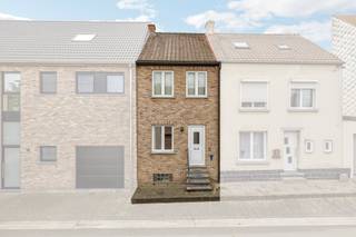 <p>Bent u op zoek naar een <strong>betaalbare woning op een rustige ligging, omringd door groen en toch vlot bereikbaar?</strong> Dan is deze gezellige rijwoning ongetwijfeld een bezoek waard. Gelegen nabij een <strong>rustgevend bos, de oevers van de Dender én het station</strong> geniet u hier van een aangename woonomgeving waar natuur, rust en bereikbaarheid perfect samengaan. Dankzij de nabijheid van het station vormt deze woning een ideale uitvalsbasis voor pendelaars. Met de trein bereikt u vlot diverse steden en gemeenten. De woning is<strong> ideaal voor starters, jonge gezinnen of investeerders</strong> die op zoek zijn naar een interessante opportuniteit met uitbreidingsmogelijkheden. Op het gelijkvloers wordt u verwelkomd in de gezellige leefruimte die aansluit op de keuken. Verder vindt u hier een praktische berging en een afzonderlijk gastentoilet. Via de nachthal op de eerste verdieping bereikt u<strong> twee slaapkamers</strong> en de badkamer. Daarnaast beschikt de woning over een <strong>zolderverdieping </strong>die momenteel toegankelijk is via een plooitrap. Door het plaatsen van een vaste trap kan deze ruimte eenvoudig worden ingericht als <strong>extra slaapkamer</strong>, bureau, hobbyruimte of speelkamer, waardoor het woonvolume aanzienlijk wordt uitgebreid. Als extra troef beschikt de woning over een handige <strong>kelder </strong>die ideaal is voor stockage of als provisieruimte. Buiten geniet u van een <strong>onderhoudsvriendelijke tuin</strong> waar u in alle rust kunt ontspannen en genieten van de groene omgeving. Een woning met potentieel op een rustige locatie waar natuur, bereikbaarheid en wooncomfort elkaar perfect aanvullen. Geen maatregelen getroffen in het maatregelenregister.</p>