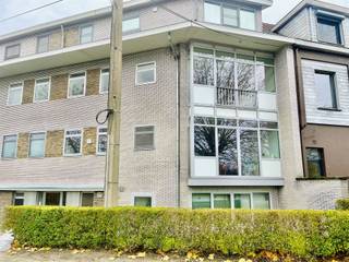 GOEDGELEGEN appartement met 2 slaapkamers en een GARAGE.Dit appartement gelegen op het eerste verdiep is instapklaar. Lichtrijke leefruimte met...