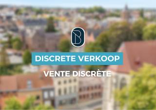 Commerciële ruimte met een toplocatie, met onder andere een volledig gerenoveerde showroom, een nieuwe dakconstructie, vloerverwarming, nieuwe elektrische installatie. Top commerciële ligging op één van de drukst bereden assen van Ronse. Parkeerplaatsen voor de showroom. Meer info via guido@immobeguin.be