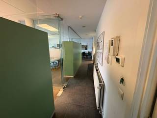 <p><strong>BESCHRIJVING:</strong><br />Deze kantoorverdieping bevindt zich in een modern bedrijfsgebouw aan de Liesdonk in Geel, met een uitstekende aansluiting op de ring en de E313. De ligging in een verzorgde bedrijvenzone versterkt de professionele uitstraling.</p>
<p><br />De verdieping omvat twee aparte kantoorunits van 199,47 m² en 170,59 m² (inclusief gemeenschappelijke en circulatie ruimtes). Centraal liggen de sanitair blokken en de serverruimte, die bij huur van de volledige verdieping exclusief ter beschikking staan.<br /><br />In totaal gaat het om 370,06 m² aan instapklare kantoorruimte, voorzien van een tegelvloer, verlaagd plafond, ingebouwde verlichting, kitchenette en een modern systeem voor koeling en verwarming. De mix van open werkplekken, afgesloten burelen en vergaderruimtes maakt deze verdieping ideaal voor een onderneming die zoekt naar een representatieve en functionele werkplek.<br /><br /><strong>FINANCIEEL:</strong></p>
<ul>
<li>
<p>Kantoorruimte: 120 EUR/m²/jaar (excl. btw)</p>
</li>
<li>
<p>Provisie algemene kosten: 20 EUR/m²/jaar</p>
</li>
<li>
<p>Buitenparkings: 700 EUR per plaats per jaar (excl. btw)</p>
</li>
<li>
<p>Laadpalen: supplement van 600 EUR per laadpunt per jaar (excl. btw)</p>
</li>
</ul>