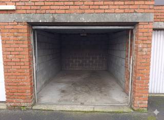 Garage à vendre à Ypres sur la Brugseweg. Situé à Brugseweg 141, le garage est équipé de l'électricité et est actuellement loué pour 70 €/mois.