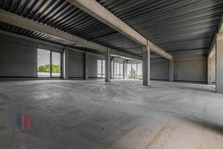 Nieuwbouw kantoorruimte met een oppervlakte van 325 m² en 7 privatieve parkeerplaatsen te koop.Het casco kantoor situeert zich op de 1e verdieping en...