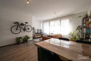 Dit appartement is gelegen op de 3de verdieping in een kleinschalig gebouw (zonder lift).<br />De indeling bestaat uit een inkomhal; leefruimte; keuken met kasten, kookplaat, dampkap, spoelbak en koelkast; balkon; badkamer met douche, wc en lavabo en 2 doorlopende slaapkamers.<br /><br />Geschikt voor maximaal 3 personen.<br />Gemeenschappelijke kosten: 10 EUR voor de minuterie. De nutsvoorzieningen zijn privatief.<br />Beschikbaar op 01/12/2026.<br /><br />Huurwaarborg bedraagt 3 maanden huur.<br />Plaatsbeschrijving door extern bedrijf met gedeelde kosten.<br /><br />Een bezoek ter plaatse kunt u enkel online reserveren op www.hansvastgoed.com.<br />Voor meer informatie, bezoek onze website www.hansvastgoed.com of neem contact op met info@hansvastgoed.com of +32 3 366 05 30.