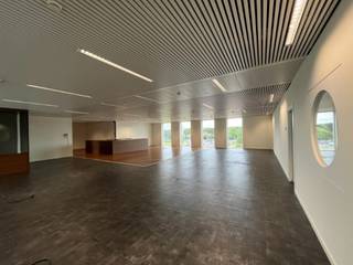 Ontdek deze ruime en functionele kantoorruimte van +/- 340 m², ideaal gelegen in een gebouw met optimale zichtbaarheid langs de E40. Dit kantoor...