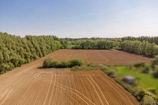 Uitzonderlijk uniek stuk grond van maar liefst 29.528 m2 op TOP locatie te Edegem. Altijd al gedroomd om uw nieuwe woning te realiseren op een ongezien stuk grond in de zuidrand van Antwerpen? Het betreft het laatste resterende nog onbebouwde perceel bouwgrond, gelegen over het kasteel Arendsnest en achter de Boerenlegerhoeve. Het stuk grond is onderverdeeld in:<br /><br />- bouwgrond van 2.928 m2<br />- 2 percelen parkgebied van 26.600 m2<br /><br />Een goedgekeurd stedenbouwkundig attest voor het bouwen van een vrijstaande eengezinswoning is aanwezig. Onze bouwzone heeft volgende afmetingen op basis van het opmetinsplan:<br /><br />- diepte woning: 20 m<br />- breedte woning: 15,82 m<br /><br />Bent u benieuwd naar deze unieke kans? Voor meer info kan u contact opnemen met Jakob via jakob@reds.be of op 0483 488 249