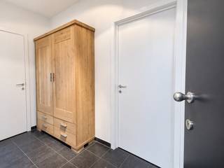 <span><strong>2 slaapkamer appartement met mezzanine en ruim terras in centrum Arendonk.<br /><br />Een bezoek aanvragen kan eenvoudig via onze website: www.immodrie.be. Zoek het pand terug onder 'Te Huur' en selecteer vervolgens op de pagina de optie 'Bezoek inplannen'. Omwille van de grote reeks aanvragen, worden verzoeken via Immoscoop of andere portaalsites niet verwerkt.<br /><br /></strong></span>De lift brengt je rechtstreeks naar de derde verdieping. Bij het uitstappen kom je eerst in een stukje gemeenschappelijke hal. Omdat er op deze verdieping slechts één appartement is, voelt dit gedeelte toch privé aan.
<p>Via de inkomdeur komen we in de ruime inkomhal van het appartement, die als centrale verbinding fungeert tussen de verschillende woonvertrekken.</p>
<p>We starten in de ruime, open leefruimte. Hier vallen meteen de hoge plafonds op, die de ruimte een aangenaam en ruimtelijk gevoel geven. Een echte blikvanger is de trap naar de mezzanine. Deze extra verdieping biedt heel wat mogelijkheden en kan, afhankelijk van je behoeften, ingericht worden als thuisbureau, polyvalente ruimte, hobbyruimte of zelfs als logeerkamer of derde slaapkamer.</p>
<p>Aansluitend vinden we de open wandkeuken. De keuken is uitgerust met een kookvuur, koelkast en vaatwasser en beschikt daarnaast over voldoende opbergruimte. Er is ook de mogelijkheid om zelf nog een oven of microgolfoven te plaatsen.</p>
<p>Direct naast de keuken bevindt zich de praktische berging. Hier zijn de cv-ketel en de aansluiting voor de wasmachine voorzien. Vanuit de keuken heb je via een deur rechtstreeks toegang tot het ruime, noordwestelijk georiënteerde terras. Een aangename buitenruimte die mooi aansluit bij de leefruimte.</p>
<p>Terug in de inkomhal vinden we de toegang tot de twee slaapkamers. Daarnaast is er de badkamer, uitgerust met een toilet, ligbad en badkamermeubel met enkele wastafel.</p>
<p>Nog goed om te weten: zodra de naastliggende residentie volledig is opgeleverd, is het verplicht om een autostaanplaats bij te huren aan €50,00 per maand.</p>