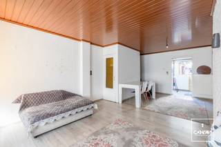 Deze te renoveren woning is <strong>centraal gelegen</strong> met winkels, scholen en openbaar vervoer allemaal in de directe omgeving. Daarnaast staat u op enkele minuten fietsen aan het station Gent Dampoort en het stadscentrum. <br /><br />De woning bestaat uit: een inkomhal, een leefruimte met zithoek en eetplaats, een keuken, een badkamer en toegang tot de <strong>praktische buitenkoer</strong>. Op het eerste verdiep vindt u twee slaapkamers. Verder heeft u <strong>een derde ruime slaapkamer </strong>op de zolderverdieping. Via de leefruimte hebt u toegang tot de kelder.<br /><br />De woning biedt tal van mogelijkheden en met de nodige renovatiewerken maakt u van deze woning met drie slaapkamers uw thuis!<br /><br />Wenst u deze woning zelf te ontdekken? Contacteer Olivier voor meer informatie via <strong>0491 50 71 25</strong> of <strong>olivier@convas.be</strong>
