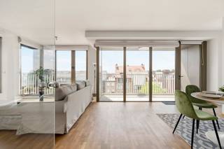 TOPGELEGEN APPARTEMENT met 2 slaapkamers en leuk ZONNETERRAS met mooi ZICHT op groen en op de Veemarkt. Gelegen pal in het CENTRUM van KORTRIJK in een gegeerde RESIDENTIE! INDELING: inkom met apart toilet, lichtrijke grote leefruimte (mooi parket, hoge plafonds, grote glaspartijen), geïnstalleerde keuken met praktische aanpalende berging, nachthal, grote badkamer (dubbele lavabo, bad en toilet) en 2 ruime slaapkamers. Er is tevens een handige kelderberging. KWALITATIEF en LICHTRIJK APPARTEMENT! TROEVEN: dubbele beglazing alu, vloerverwarming op gas, HOGE PLAFONDS, DOMOTICA, CENTRAAL GELEGEN. Bezoek na afspraak met IMMO BEGUIN: 0486/606.600