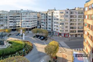 Dit stijlvolle appartement (80m2 exclusief opp terrassen) werd ontworpen door de gerenommeerde architect Pascal van der Kelen en draagt zijn kenmerkende signatuur van kwaliteit en verfijnde architectuur. <br /><br />Dit appartement beschikt over een lichtrijke leefruimte met open zich op het Leopold I plein.<br />Men komt binnen in de leefruimte waar zich tevens de moderne en strakke open keuken bevindt, vanuit de living komt men op het voorterras, vervolgens via de lange sfeervolle gang met glazen afscheidingswand komt men voorbij het afzonderlijke toilet en kan men doorlopen naar de ruime slaapkamer met aparte dressing, de mooie badkamer beschikt over een inloopdouche en lavabo. De slaapkamer verschaft toegang tot het achterterras (tevens een mooi zicht op de achterliggende gebouwen) Dit uitermate goed onderhouden appartement is ideaal gelegen, dicht bij winkels, scholen en vlakbij de zeedijk en het strand.<br />De huidige eigenares (83 jaar) verkoopt dit appartement met de bedoeling om er haar hele verdere leven lang te kunnen blijven wonen mits het betalen van een maandelijks overeen te komen huurprijs.<br /><br />Dus een ideale investering met huurzekerheid.