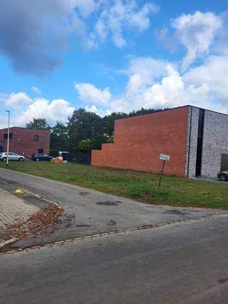 <p><span>Deze bouwgrond voor halfopen bebouwing is gelegen op een perceel van 4A 41Ca groot. </span></p><p><span>Hierdoor heeft u voldoende mogelijkheden en ruimte om een ruime, comfortabele woning te creëren. </span></p><p><span> </span></p><p><span>Voorschriften:</span></p><p><span>Bouwdiepte op het gelijkvloers: tot 15m</span></p><p><span>Bouwdiepte op het verdiep: tot 12m</span></p><p><span> </span></p><p><span>De omgeving staat bekend om haar sfeervolle, rustige omgeving. </span></p><p><span>Waar u kan genieten van rustige wandelingen, ontspannen fietstochten in een autoluwe omgeving. </span></p><p><span> </span></p><p><span>De ligging, die is top. </span></p><p><span>Een centrale ligging die het gemakkelijk maakt om verbinding te maken met omliggende steden. </span></p><p><span>Vlakbij de snelweg, winkels, scholen,...</span></p><p><span> </span></p><p><span>Kortom heeft u interesse om te bouwen op een rustige locatie maar toch nog in de nabijheid van het centrum. Contacteer ons dan via 0470 55 64 24 of info@immolivit.be</span><span> </span></p>