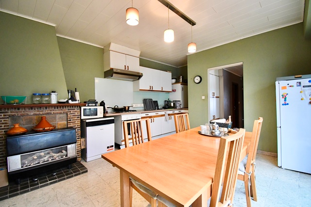 Ruime gesloten bebouwing met 3 slaapkamers, garage en stallen - foto 4