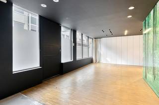 Zoekt u de perfecte uitvalsbasis voor uw onderneming of praktijk? Dit verzorgde en functionele handelspand uit 1984 biedt circa 55 m² aan veelzijdige ruimte. Dankzij de indeling en voorzieningen is dit pand uitermate geschikt voor gebruik als kantoor, praktijkruimte of voor een vrij beroep.<br /><br />Kenmerken & Indeling<br /><br />Eigen private ingang met een professionele uitstraling.<br />Praktische ingemaakte kasten voor een opgeruimde werkomgeving.<br />Uitgerust met een kitchenette, sanitaire voorzieningen én een douche.<br />Individuele tellers voor een correct en transparant verbruik; de elektrische installatie is volledig conform goedgekeurd.<br /><br />Financiële & Praktische Details<br /><br />Beschikbaarheid: Onmiddellijk beschikbaar.<br />Huurwaarborg: 3 maanden huur.<br />Onroerende voorheffing: Ten laste van de huurder op basis van het jaarlijkse aanslagbiljet.<br /><br />Neem vandaag nog contact op voor een bezoek en ontdek de mogelijkheden voor uw zaak!