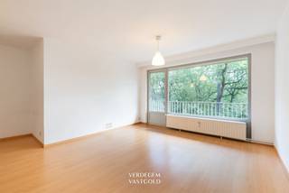 <p><span>Wonen in het groen<br /></span><span>Hier kijk je zo de boomkruinen in: je woont hier midden een uniek park, bijna 1,7 hectare wandelgroen met oude eiken en kastanjes.<br />Winkelen doe je te voet, R4 is vlakbij en openbaar vervoer brengt je makkelijk naar het centrum van Gent.<br /><br /></span><span>Lichtrijk parkappartement met ruim terras<br /></span><span>Je komt binnen in de inkomhal die je meteen naar de ruime leefruimte leidt: een gezellige living met sierschouw en veel lichtinval dankzij de grote raampartij.<br />Alles netjes en fris geschilderd.<br />De keuken is afzonderlijk en volledig uitgerust met kookplaat, oven, dampkap, vaatwasmachine, microgolf en kastenwand.<br />Ook hier een deur naar het terras, leuk voor een koffie in de ochtendzon.<br />Verder zijn er 2 volwaardige slaapkamers, elk met grote raampartijen en zicht op het groen, een badkamer met inloopdouche en lavabomeubel met spiegelkast, en een apart toilet, beide met afzuiging.<br />Het terras loopt over de volledige breedte van het appartement met idyllisch zicht op de bomen.<br />Hier is het heerlijk genieten van mooie dagen.<br />In de kelder hoort een private berging bij het appartement.<br /><br /></span><span>Extra<br /></span><span>/ volledig opgefrist<br />/ nieuwe ovenplaat en grill<br />/ toekomstige upgrade: gevel en terrassen worden vernieuwd met strak zwarte balustrades<br /><br /></span><span>Troeven<br /></span><span>/ uniek groen<br />/ centrale en rustige ligging<br />/ EPC B<br />/ elektriciteit conform<br /><br /><br /></span></p>