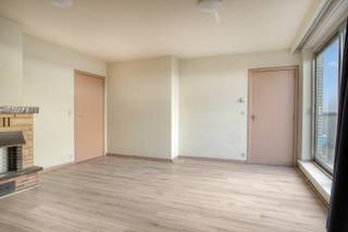 Bent u op zoek naar een appartement met potentieel op een centrale toplocatie? Dit appartement biedt alle mogelijkheden om er uw eigen droomplek van te maken.<br /><br /><strong>Ligging:</strong> Geniet van een uiterst centrale ligging in de Hendrik Consciencestraat, op wandelafstand van het vernieuwde De Coninckplein. Alle winkels, horecazaken, scholen en openbaar vervoer bevinden zich in de directe omgeving. Dankzij deze ligging combineert u het bruisende stadsleven met een vlotte bereikbaarheid en alle voorzieningen binnen handbereik.<br /><br /><strong>Indeling van het appartement:</strong><br />Het appartement is gelegen op de zesde en tevens bovenste verdieping van de residentie.<br />U komt het appartement binnen en betreedt meteen de lichtrijke woonkamer, die toegang biedt tot de aparte keuken en het ruime zuidgerichte terras. Via de woonkamer bereikt u de nachthal, die uitgeeft op twee slaapkamers, een badkamer en een praktische wasplaats. Eén van de slaapkamers geeft toegang tot een tweede terras aan de achterzijde van het appartement.<br /><br /><strong>Technische eigenschappen:</strong>
<ul>
<li>Centrale verwarming op aardgas.</li>
<li>Elektriciteit niet conform.</li>
<li>EPC-label E: 436 kWh/m² (renovatieverplichting).</li>
<li>Lift aanwezig.</li>
</ul>
<strong>Extra troeven:</strong>
<ul>
<li>Centrale ligging met mooi zicht op het vernieuwde De Coninckplein.</li>
<li>Ruim en zuidgericht terras met open uitzicht.</li>
<li>Tweede terras aan de achterzijde.</li>
<li>Voldoende potentieel om te renoveren naar eigen smaak.</li>
<li>Het appartement is zeer geschikt als investeringseigendom, maar uiteraard ook voor eigen bewoning. </li>
</ul>
<br /><strong>Interesse? </strong>Contacteer ons kantoor voor meer informatie of plan een vrijblijvend bezoek via 051/201.400 of info@dicasa.be.