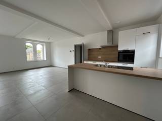 In het centrum van Handzame, pal naast de kerk, bevindt zich dit gloednieuwe woonproject met 6 moderne en energiezuinige appartementen. Dankzij de uiterst centrale ligging op het Handzameplein geniet u van alle voorzieningen op wandelafstand, én bevindt u zich op slechts 15 km van de kust.<br /><br />Het gebouw is uitgerust met een lift die alle appartementen bedient. Achteraan het project zijn autostaanplaatsen voorzien.<br /><br />Appartement 1.2 bevindt zich op de eerste verdieping en heeft een bewoonbare oppervlakte van 88 m². U komt binnen in de lichtrijke leefruimte met open keuken, het centrale hart van het appartement, perfect voor gezellige momenten. Aansluitend aan de leefruimte bevindt zich een ruim balkon aan de voorgevel, waar u kan genieten van het uitzicht en de zon.<br /><br />Via de nachthal bereikt u het aparte toilet, een praktische berging, de badkamer met ruime inloopdouche en dubbele wastafel, en twee volwaardige slaapkamers. Eén van de slaapkamers beschikt bovendien over een eigen balkon, wat dit appartement extra comfortabel maakt.<br /><br />Interesse? Maak snel een afspraak voor een bezichtiging!<br /><br />Parkeerplaats: €50/maand.<br /><br />Gemeenschappelijke lasten: €50/maand.<br /><br />Vrij vanaf: 01/09/2026.<br /><br />