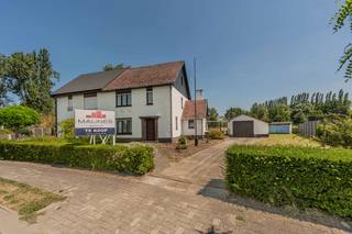 <p>Bent u op zoek naar een woning die u volledig naar eigen smaak kunt vernieuwen, op een uitzonderlijke locatie? Dan is deze halfopen bebouwing in het landelijke Tisselt beslist een bezoek waard.</p><p>De woning is gelegen op een mooi perceel van maar liefst <strong>819 m²</strong> en geniet achteraan van een uniek, blijvend vrij uitzicht over uitgestrekte weilanden en het omliggende groen. Hier ervaart u elke dag rust, ruimte en privacy, terwijl alle dagelijkse voorzieningen toch vlot bereikbaar zijn.</p><p>Binnenin beschikt de woning over een ruime indeling met tal van mogelijkheden. Op de verdieping bevinden zich <strong>drie volwaardige slaapkamers</strong> en dankzij de royale leefruimtes biedt deze eigendom alle potentieel om uit te groeien tot een prachtige gezinswoning die volledig aansluit bij uw wensen en woonstijl.</p><p>De ruime tuin vormt een absolute meerwaarde en biedt alle mogelijkheden om optimaal te genieten van het prachtige landelijke uitzicht. Of u nu droomt van een grote tuin, een terras in alle rust of een speelparadijs voor de kinderen, hier kan het allemaal.</p><p>Kortom, een eigendom met enorm veel potentieel, een ruim perceel en een uitzonderlijke ligging die zelden op de markt komt. Ideaal voor wie op zoek is naar ruimte, groen en de kans om een woning volledig naar eigen smaak te creëren.</p><p>Stedenbouwkundige inlichtingen in aanvraag, Meer info en documenten op www.malines-group.be</p>