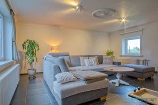 Deze voormalige hoeve is gelegen in het landelijke Velzeke met prachtig uitzicht op de Vlaamse Ardennen en heeft binnenin een volledig make-over gekregen. <br />Deze woonst is als volgt opgedeeld: leefkeuken met geïnstalleerde keuken en eethoek, aparte woonkamer, bureel, bezoekerstoilet en ingerichte badkamer. Achteraan gelegen overdekt terras en tuin. Ruime oprijlaan met parkeermogelijkheid, buitenberging en garage.  Bovenverdieping omvat overloop en 3 ruime slaapkamers (tussen de 16 en 28m²).<br /><br />Voor een bezoek ter plaatse bel het kantoor op het nummer 055/59 50 10 of email stefanie@vastgoedbrowaeys.be