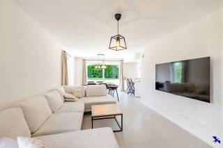 Welkom in Berlare!<br /><br />Bent u op zoek naar een perfect instapklare BEN-woning waar hedendaags wooncomfort, energiezuinigheid en een kwalitatieve afwerking hand in hand gaan? Dan is deze recente woning precies wat u zoekt.<br /><br />Gelegen nabij het centrum van Berlare, vlak bij natuur- en groengebied, geniet u hier van een rustige ligging met een vlotte verbinding naar omliggende gemeenten. Winkels, scholen en openbaar vervoer bevinden zich in de directe omgeving, terwijl ook het Donkmeer met zijn talrijke wandel-, fiets- en recreatiemogelijkheden vlakbij ligt.<br /><br />Bij het binnenkomen wordt u verwelkomd in een ruime inkomhal met vestiaire en gastentoilet, die toegang biedt tot de leefruimte. De lichtrijke leefruimte vormt een harmonieus geheel met de kwalitatief afgewerkte open keuken, voorzien van een kookeiland. Via het grote schuifraam én de aparte achterdeur bereikt u het terras en de onderhoudsvriendelijke, volledig omheinde tuin.<br /><br />Daarnaast beschikt het gelijkvloers over een praktische inpandige garage, voorzien van een uitgietbak en een aansluiting voor een wasmachine. Deze ruimte biedt extra comfort en kan perfect dienstdoen als wasplaats, berging of bijkomende opslagruimte.<br /><br />Op de eerste verdieping bevinden zich vier volwaardige en lichtrijke slaapkamers. De stijlvolle badkamer is uitgerust met een inloopdouche, een ligbad en een modern badkamermeubel met dubbele lavabo en verlichte spiegels. Op de nachthal bevindt zich bovendien nog een praktische wasplaats/berging, waardoor u over extra flexibiliteit beschikt.<br /><br />Ook parkeren vormt hier geen enkel probleem: vooraan de woning zijn twee privatieve staanplaatsen voorzien.<br /><br />Troeven:<br /><br />- EPC-label A+<br />- Zonnepanelen<br />- Airco via split-units <br />- Warmtepompsysteem met vloerverwarming<br />- 4 volwaardige slaapkamers<br />- ZO-gerichte tuin <br /><br />Een unieke kans voor wie modern wonen wil combineren met rust, comfort en een uitstekende bereikbaarheid.<br /><br />Wilt u erbij zijn tijdens het bezoekmoment? Reserveer uw tijdslot via onze website of contacteer ons via info@hiro.be of 03 230 00 14.<br /><br />