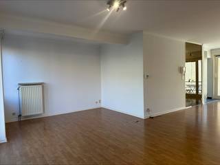 <p>Comfortabel appartement in het centrum van Veurne, met terras en garage.</p><p><br /></p><p>Dit appartement combineert een praktische indeling met een centrale ligging in Veurne, vlak bij winkels, horeca en dagelijkse voorzieningen. De lichtrijke leefruimte en het aangename terras zorgen voor een comfortabel woongevoel in het hart van de stad.</p><p><br /></p><p>Belangrijkste ruimtes:<br />• Inkomhal met praktische circulatie naar de verschillende ruimtes<br />• Lichtrijke living met aangename leef- en eetruimte<br />• Keuken met functionele indeling<br />• Terras voor een gezellig buitenmoment<br />• Badkamer uitgerust met douche en enkele wastafel in meubel<br />• Apart toilet<br />• Twee slaapkamers geschikt als slaap-, kinder- of bureauruimte</p><p><br /></p><p>Troeven:<br />• Centrale ligging in het centrum van Veurne<br />• Twee volwaardige slaapkamers</p><p><br /></p><p>Mogelijkheid tot het bij huren van een garagebox (75€)</p><p><br /></p><p>Neem vandaag nog contact op met je ERA-makelaar voor een bezoek.</p><p><br /></p><p>AANMELDEN VIA DE ERAWEBSITE !</p><p><br /></p><p>JOUW DROOMAPPARTEMENT. ZO GEVONDEN!</p>