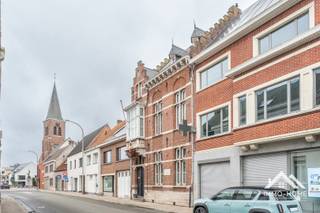 Deze prachtige herenwoning (ooit het eerste gemeentehuis van Overmere) ontvangt je in een majestueuze inkomhal. Je merkt hier meteen ook hoe het pand werd gerenoveerd met bijzonder veel zorg voor de authentieke elementen die overal in de woning nog prominent aanwezig zijn gebleven. De gelijkvloerse verdieping bevat een grote ontvangstruimte/bureel, waar de hoge plafonds voor een heel ruimtelijk gevoel zorgen. De prachtige haard vormt een heel mooi centraal sfeerpunt in deze ruimte. Achteraan is er voorzien in een kleine eerste keuken, een wasplaats en een overgangsruimte die naar de tuin leidt. Via de stijlvolle trap kom je tot op de eerste verdieping, waar het volledige leefgebeuren zich afspeelt. Centrale rol is daarin weggelegd voor de mooie open leefruimte met zithoek en leeshoekje, waar de combinatie van hoge plafonds, massiefhouten vloeren en zwarte details voor een tijdloos geheel zorgen. Achteraan bevindt zich de keuken met veel opberg- en werkruimte, en langs deze weg bereik je ook het leuke dakterras van waarop je uitkijkt op de mooie stadstuin. De twee verdiepingen erboven worden ingenomen door de slaapkamers : de eerste twee op de eerste laag, die zijn ingedeeld rond de badkamer met zowel sauna als een combinatie van hamman en douche. De master bedroom bevindt zich hierboven waar ze de volledige zolderverdieping inneemt. De combinatie van de oude dakbalken en de glazen ruimteverdeling zorgt voor een luxueuze uitstraling, en daar zorgt ook de en-suite badkamer met zowel ligbad als riante inloopdouche voor. Alle verdiepingen hebben ook een eigen apart toilet. Deze woning is zonder meer een pand waar wonen in stijl helemaal waarheid wordt !Bezoekdag 26/09: Inschrijven via mail naar stefan@immo-home.be, geen telefonische inschrijvingen! Volg ons op Fb en Insta. Voor meer info: www.immo-home.be. GRATIS SCHATTING & GRATIS FINANCIEEL ADVIES