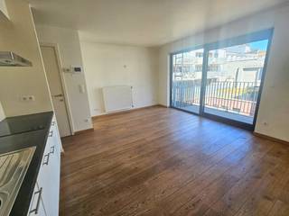 TE KOOP: APPARTEMENT MET AUTOSTAANPLAATS<br /><br />Welkom in het historische hart van Antwerpen!<br /><br />Het appartement is gelegen op wandelafstand van metro en centraal station, winkels, supermarkten, restaurants en veel historische bezienswaardigheden.<br />Het maakt deel uit van een rustig complex met gezellige binnentuin.<br /><br />Omschrijving : - Open leefruimte<br /> - Aparte slaapkamer met ensuite badkamer (bad/douche)<br /> - Apart toilet<br /> - Parket<br /> - Opp 45m2 met terras / 2de verd. (geen lift)<br /> - Ruime kelderberging<br /> - Ondergrondse autostaanplaats (inbegrepen in prijs)<br /> - Fietsenberging<br /><br />Heeft u interesse of vragen?<br />Mail : christine.janssens2@gmail.com