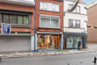 In het hart van Turnhout, met een prachtig zicht op de Grote Markt, bevindt zich deze ruime en lichtrijke handelswoning met tal van mogelijkheden...