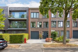 Bent u op zoek naar een ruime, verzorgde woning met veel natuurlijk licht en helemaal in orde? Dan is deze woning met drie slaapkamers in Edegem absoluut een buitenkans!

De Monseigneur Cardijnlaan 29 geniet van een uiterst centrale ligging in het hart van Edegem, op wandelafstand van het gezellige centrum met zijn winkels, horecazaken, scholen en dagelijkse voorzieningen. Dankzij deze uitstekende locatie heeft u alles binnen handbereik.

Deze ruime en lichtrijke woning beschikt over een aangename leefruimte met open leefkeuken, drie slaapkamers en een verzorgde badkamer. Daarnaast zijn er een praktische wasplaats, veranda, garage en oprit, met voldoende ruimte voor wagen en fietsen. De onderhoudsvriendelijke tuin met terras en ruim houten tuinhuis vormt de ideale plek om heerlijk tot rust te komen.

Deze woning is bijzonder goed onderhouden en verkeert in een verzorgde staat. Met een EPC-score van 211 kWh/m²jaar bevindt ze zich bovendien op slechts 11 punten van een B-label.
De aluminium ramen met dubbele beglazing zorgen voor een aangenaam wooncomfort en een goede geluidsisolatie. De woning wordt verwarmd via centrale verwarming op aardgas met een condensatieketel. Ook op vlak van isolatie scoort de woning goed: het plat dak werd geïsoleerd met 8 cm.

Voor meer informatie of een gratis waardebepaling van uw vastgoed kan u een aanvraag invullen op onze website of even bellen op het nr. 03/345.88.99.