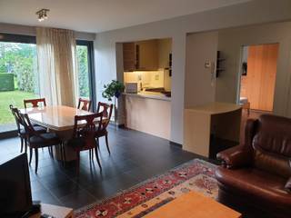 <p><strong>Volledig gemeubeld appartement op het gelijkvloers met privé tuin en terras, in het centrum van Zaventem.</strong></p>
<p>Ruime living (30m²) met open ingerichte keuken, welke voorzien is van vaatwasser, oven, koelkast en keramische kookplaat. Slaapkamer (10m²) met aansluitend douchekamer.<br />Berging/wasplaats voorzien van wasmachine. Aparte wc.<br />Buiten: grote privé tuin (west) met terras.<br /><strong>Huurprijs ALL IN! (elektriciteit, water, verwarming en internet)</strong></p>