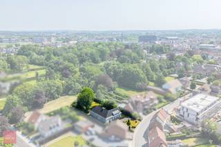 Bestaande uit inkomhal, living met bureelhoek, eetplaats, ingerichte keuken, 3 slaapkamers (gelijkvloers), badkamer en garage. Grote zolder, kelders (o.a. wijnkelder) en rest kruipkelder. Zongerichte tuin met terras in centrum Waregem op 1.504m² grond.