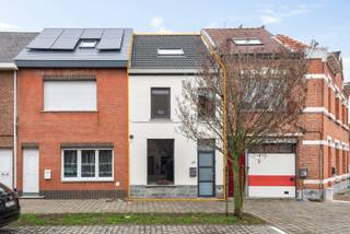 Een functionele gezinswoning gelegen in een rustige straat in Niel, met drie slaapkamers, vernieuwde daken en een tuintje met achteruitwegOp het...