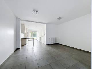 <strong><span>Instapklare gezinswoning met 4 SLPK, 3 Badkamers én Tuin!</span></strong><br /><br />Deze woning werd <strong>volledig en met oog voor detail gerenoveerd</strong> en is bovendien <strong>recent opnieuw geschilderd.</strong> Alles is tot in de puntjes afgewerkt en klaar om onmiddellijk te betrekken. U hoeft letterlijk enkel nog uw meubels te plaatsen en u bent vertrokken!<br /><br />Bij het binnenkomen wordt u verwelkomd <strong>in een aparte inkomhal</strong>, die toegang geeft tot de bijzonder ruime, uitgestrekte en lichtrijke leefruimte. De leefruimte sluit naadloos aan op de <strong>volledig geïnstalleerde, open keuken</strong>, waardoor een aangename en moderne leefomgeving ontstaat. Vanuit de keuken heeft u rechtstreeks toegang tot het <strong>terras en de verzorgde stadstuin</strong>.<br /><br />De <strong>nette, volledig omheinde stadstuin</strong> vormt een aangename buitenruimte waar u in alle rust kunt genieten van zonnige dagen.<br /><br />Verder bevindt zich op het gelijkvloers <strong>een praktische afgesloten berging</strong> en een eerste badkamer, uitgerust met een douche, lavabo en toilet.<br /><br />Op de eerste verdieping beschikt de woning over <strong>twee ruime slaapkamers</strong> en een tweede, royale badkamer met <strong>ligbad, toilet en lavabo</strong>.<br /><br />De volledig afgewerkte tweede verdieping vormt een extra troef. Hier bevinden zich opnieuw <strong>twee slaapkamers</strong>, waarvan één beschikt over een <strong>eigen badkamer met douche, toilet en lavabo</strong>. Dankzij deze indeling is de woning bijzonder geschikt voor gezinnen, wie extra ruimte nodig heeft of wie graag over meerdere slaap- en hobbyruimtes beschikt.<br /><br /><strong>CENTRALE LIGGING</strong><br /><br />Ook qua ligging scoort deze woning bijzonder goed. U bevindt zich centraal, met de stadskern vlot bereikbaar per fiets. Het openbaar vervoer bevindt zich in de nabije omgeving en ook een belangrijke invalsweg is snel bereikbaar. Bovendien bevinden winkels, scholen, diensten en andere dagelijkse voorzieningen zich op fietsafstand.<br /><br /><strong>DE TROEVEN OP EEN RIJ</strong><br /><br />Zeer ruime gesloten bebouwing<br /><br />Volledig gerenoveerd en tot in de puntjes afgewerkt<br /><br />Recent volledig geschilderd<br /><br />Volledig instapklaar<br /><br />Lichtrijke en ruime leefruimte<br /><br />Moderne, volledig geïnstalleerde open keuken<br /><br />Terras en verzorgde, omheinde stadstuin<br /><br />Praktische afgesloten berging<br /><br />4 ruime slaapkamers<br /><br />3 badkamers, waarvan één ensuite<br /><br />Centrale en vlot bereikbare ligging<br /><br />Stadskern, openbaar vervoer en voorzieningen op korte afstand<br /><br /><strong>Een woning waar u zonder verbouwingen onmiddellijk uw nieuwe thuis van kunt maken!</strong><br /><br />Voor meer informatie en/of een bezoek, contacteer vastgoedkantoor KURTIMMO:<br /><br />📧 info@kurtimmo.be<br />📞 0476/07 69 93