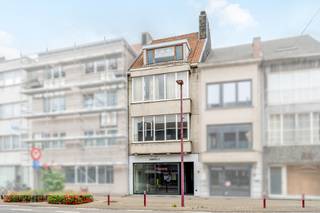 <p>Op een centrale ligging in de Kortrijkstraat te Deinze bevindt zich dit veelzijdige opbrengsteigendom, bestaande uit een handelsruimte op het gelijkvloers en twee appartementen op de verdiepingen. Het pand biedt een interessante basis voor investeerders die op zoek zijn naar een eigendom met meerdere verhuureenheden en ruimte voor optimalisatie.</p>

<p>De handelsruimte beschikt over circa <strong>105 m²</strong> en heeft een <strong>EPC-label C</strong>. Op de eerste verdieping bevindt zich een <strong>éénslaapkamerappartement van 59 m²</strong>, voorzien van een terras en een <strong>EPC-label C</strong>, goed voor een energieverbruik van 203 kWh/m² jaar.</p>

<p>De bovenste verdieping omvat een ruime <strong>duplex van 99 m² met twee slaapkamers</strong>. Dit appartement is momenteel verhuurd voor <strong>€ 560 per maand</strong> en beschikt over een <strong>EPC-label E</strong>, met een energieverbruik van 424 kWh/m² jaar.</p>

<p>Het geheel betreft een <strong>te renoveren eigendom</strong>, waarbij rekening dient te worden gehouden met de nodige investeringen. De <strong>elektrische installatie is momenteel niet conform</strong> en dient door de koper verder in orde te worden gebracht.</p>
Qua verhuurpotentieel wordt rekening gehouden met circa <strong>€ 1.000 per maand voor de handelsruimte</strong>, <strong>€ 500 per maand voor het éénslaapkamerappartement</strong> en circa <strong>€ 650 per maand voor de duplex</strong>. Bij volledige verhuur vertegenwoordigt dit een potentiële huurinkomst van ongeveer <strong>€ 2.150 per maand</strong>, oftewel <strong>€ 25.800 per jaar</strong>.<br /><br />Een veelzijdig opbrengsteigendom met een centrale ligging in Deinze, drie afzonderlijke verhuurmogelijkheden en duidelijke renovatiemogelijkheden voor de toekomstige eigenaar.