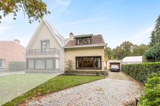 p een rustige en groene locatie in Nieuwkerken presenteren we deze charmante halfopen bebouwing met een <strong>uitstekende bereikbaarheid</strong> richting zowel het centrum als de invalswegen. De woning combineert <strong>rust, functionaliteit en comfort</strong>, ideaal voor wie wil genieten van het buitenleven zonder in te boeten aan mobiliteit.

<p>Op het <strong>gelijkvloers</strong> komen we binnen via de <strong>inkomhal (4m²)</strong> met <strong>apart gastentoilet</strong>. De <strong>lichtrijke leefruimte (28m²)</strong> vormt samen met de aanpalende <strong>keuken (12m²)</strong> – uitgerust met <strong>ingemaakte kasten, koelkast en kookplaat</strong> – een aangename leefzone met zicht op het terras. Naast de keuken bevindt zich nog een <strong>praktische bergruimte (4m²)</strong> met aansluitingen voor <strong>was- en droogmachine</strong> en bijkomende kastruimte. Buiten geniet je van een <strong>gezellig terras</strong> en is er bovendien een <strong>ruime garage / technische bergplaats (43m²)</strong>, ideaal voor stockage, hobby’s of fietsen.</p>

<p>Op de <strong>eerste verdieping</strong> brengt de nachthal ons naar <strong>twee slaapkamers (17m² en 9m²)</strong> die beide rechtstreeks toegang hebben tot de <strong>badkamer (6m²)</strong>, ingericht met <strong>ligbad en toilet</strong>.<br /><br /><strong>Bij deze verkoop is de renovatieverplichting van toepassing. De koper heeft 5 jaar de tijd om de woning energetisch te renoveren tot energielabel D of beter.</strong></p>

<p>Ben je op zoek naar een <strong>instapklare woning in een groene en vlot bereikbare omgeving</strong>? Dan is dit jouw kans!</p>