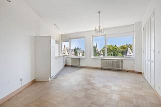 <p><span>Dit </span><span>lichtrijk en gezellig appartement</span><span> te koop is gelegen aan de Mercatorstraat in Antwerpen. Tussen het Centraal station en Berchem station, vlakbij winkels, horeca, universiteiten, openbaar vervoer en </span><span>vlotte bereikbaarheid</span><span>.</span></p><p><span> </span></p><p><span>Het appartement is zo'n </span><span>51m² </span><span>groot (cfr. EPC) en beschikt over een </span><span>1 volwaardige slaapkamer</span><span>. De grote raampartijen laten het </span><span>daglicht rijkelijk binnen</span><span> en bieden een </span><span>uniek uitzicht</span><span> op de karaktervolle torens van het Antwerpse Centraal Station. Er is een gezellige en grote gemeenschappelijke tuin aanwezig.</span></p><p><span> </span></p><p><span>Indeling</span></p><p><span>- gelegen op derde verdieping (lift aanwezig)</span></p><p><span>- inkomhal met ingemaakte kast</span></p><p><span>- woonkamer en eetkamer</span></p><p><span>- geïnstalleerde keuken</span></p><p><span>- volwaardige slaapkamer met ingemaakte kast</span></p><p><span>- badkamer met bad/douche combinatie, lavabo en toilet</span></p><p><span>- privatieve kelder (6m²)</span></p><p><span> </span></p><p><span>Algemeen gebouw</span></p><p><span>- gemeenschappelijke tuin (469m²)</span></p><p><span>- gemeenschappelijke fietsenstalling</span></p><p><span>- provisie ca. 150 euro/maand (verwarming, water, onderhoud gemene delen)</span></p><p><span> </span></p><p><span>Troeven</span></p><p><span>- super centrale ligging</span></p><p><span>- goede bereikbaarheid</span></p><p><span>- veel lichtinval</span></p><p><span>- gemeenschappelijke tuin</span></p><p><span> </span></p><p><span>Ben jij geïnteresseerd in dit appartement te koop in Antwerpen, ben je op zoek naar ander vastgoed of wens je de waarde van jouw eigendom te kennen? Dan ben je bij BOLT immo aan het juiste adres! Wij helpen jou graag verder.</span><span> </span></p><p><span> </span></p>