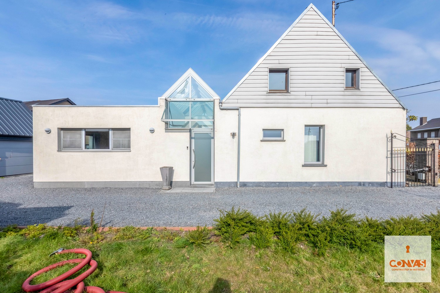 Deels gerenoveerde gezinswoning met grote tuin - foto 4