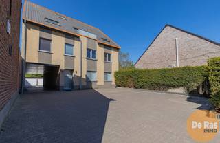 LEDE - Dit prachtige dakappartement met een oppervlakte van 135m²! is zeer goed gelegen. Vlakbij de invalswegen richting Wetteren en Dendermonde en...