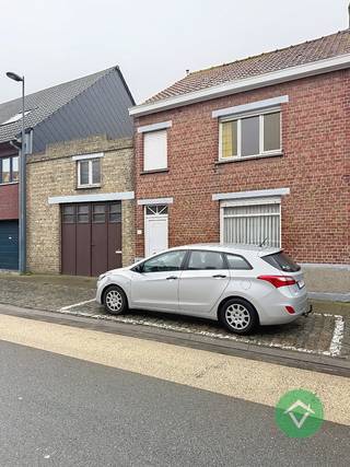 Deze eigendom is gelegen op een grondoppervlakte van 418 m² in het centrum van Moere (Gistel) en bestaat uit: inkomhal - toilet - living - keuken - berging - 3 slaapkamers - badkamer - kleine loods - ruime diepe tuin met verschillende opbergruimten. <br /><br />Een eigendom met veel mogelijkheden.