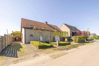 Rustig gelegen open bebouwing, gerenoveerd en aangebouwd in 2001 met 4 slaapkamers, 2 badkamers en zuidgerichte tuin.Mogelijkheid tot uitoefening van...