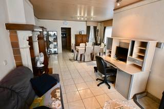 Eengezinswoning met 3 slaapkamers en diepe tuin . <br /><br />Indeling : Inkomhal , woonkamer , keuken , badkamer , wasplaats.<br />Verdiep : 3 slaapkamers .<br /><br />Garage + tuinberging. <br /><br />Renovatieverplichting van toepassing.<br />Attesten te downloaden op onze website.<br /><br />