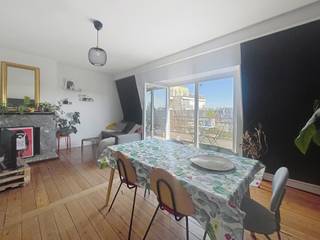 UCCLE, wijk Brugmann, dicht bij alle voorzieningen, charmante duplex van 98 m² op de 4e verdieping zonder lift. De indeling is als volgt: inkomhal, een volledig uitgeruste keuken (oven, kookplaten, afzuigkap, koelkast, diepvriezer), apart toilet, een slaapkamer van ±12 m², een woonkamer van ±23 m² die uitkomt op een terras op het zuiden van ± 8m², een badkamer (dubbele wastafel, aansluiting voor wasmachine). Op de bovenverdieping bevindt zich een slaapkamer van ±26 m². Kelder. Gemeenschappelijke kosten van 50€, inclusief gemeenschappelijke ruimtes en water. EPC-klasse G. Beschikbaar vanaf 31/08/2026. Afmetingen ter indicatie. <br /><br />
<p><u>Op de 4<sup>e</sup> verdieping</u>:</p>
<ul>
<li>Entree</li>
<li>Keuken (oven, kookplaten, afzuigkap, koelkast, vriezer)</li>
<li>Slaapkamer van ±12 m²</li>
<li>Aparte wc</li>
<li>Woonkamer ± 23 m²</li>
<li>Terras ± 8 m² op het zuiden</li>
<li>Badkamer (dubbele wastafel, aansluiting voor wasmachine)</li>
</ul>
<p><u>Op de 5<sup>e</sup> verdieping</u>:</p>
<ul>
<li>Slaapkamer van ± 26 m²</li>
</ul>
<p></p>
<p>Kelder</p>