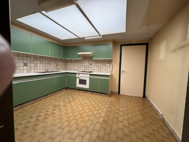 Centraal gelegen te moderniseren huisje met 2 slaapkamers , overdekt terrasje en klein ateliertje. Via A. I. hebben we alvast wat verbouwings/inrichtings- ideetjes laten maken om te tonen wat mogelijk is... - photo 4