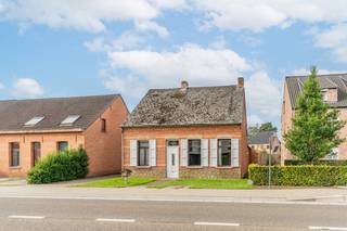 <h2><span>Altijd al gedroomd van een karaktervolle hoeve die u volledig naar eigen smaak kunt renoveren?</span></h2>
<p><span>Deze authentieke woning uit 1910, gelegen op een mooi perceel van maar liefst </span><strong><span>740 m²</span></strong><span>, barst van het potentieel. Rond 2008 onderging de woning reeds een kleine renovatie, maar vandaag biedt ze vooral een unieke kans voor wie op zoek is naar een pand met karakter én mogelijkheden.</span></p>
<p><span>De charmante gevel verraadt meteen de authentieke ziel van de woning. Binnen vormt de compacte, gezellige woonkamer samen met de eetkamer een knusse leefruimte. De aangrenzende keuken biedt voldoende plaats en kijkt uit op de tuin.</span></p>
<p><span>Via de trap bereikt u de eerste verdieping, waar zich een </span><strong><span>ruime (80m²) polyvalente zolderruimte</span></strong><span> bevindt. <br />Een interessante oppervlakte die, mits de nodige aanpassingen en vergunningen, tal van mogelijkheden biedt.</span></p>
<p><span>Wat u op het eerste gezicht misschien niet ziet, maar ongetwijfeld zult waarderen, is de </span><strong><span>achtertoegang via de achtergelegen straat</span></strong><span>. Dit creëert interessante mogelijkheden voor bijvoorbeeld een carport, extra parkeerplaats of een praktische toegang tot de tuin.</span></p>
<p><span>Het perceel is bovendien zuid-</span>westelijk georiënteerd<span>, waardoor u hier op zonnige namiddagen en avonden volop van het buitenleven kunt genieten.</span></p>
<p><span>Ook de ligging is bijzonder interessant. </span><strong><span>Scholen, winkels, restaurants en openbaar vervoer bevinden zich op minder dan 300 meter</span></strong><span>, terwijl de snelwegen op slechts circa 4 kilometer liggen. Zo combineert u een landelijke woonomgeving met een vlotte verbinding naar de omliggende dorpen en belangrijke invalswegen.</span></p>
<p><span>Kortom: een bijzondere opportuniteit voor wie op zoek is naar </span><strong><span>authenticiteit, ruimte en renovatiepotentieel</span></strong><span>. Met de juiste visie, wat liefde en een persoonlijke toets kan deze karaktervolle woning uitgroeien tot een prachtige thuis voor de toekomst.</span></p>
<p><strong><span>Extra troeven:</span></strong></p>
<ul>
<li><span>Elektrische installatie conform</span></li>
<li><span>Perceel van 740 m²</span></li>
<li><span>Achtertoegang via achtergelegen straat</span></li>
<li><span>KI van slechts € 294!</span></li>
</ul>