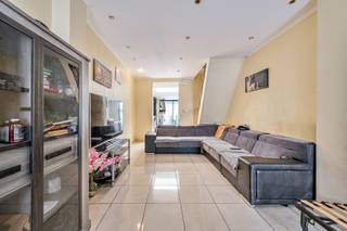 Deze charmante stadswoning is gelegen op wandel- en fietsafstand van winkels, horeca, openbaar vervoer (bus/trein) en vlotte verbinding met R4 en...