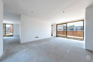 In het rustige en landelijke Sint-Amands wordt de kleinschalige residentie Delang opgetrokken. Het project bevindt zich op een uitstekende locatie, op wandelafstand van scholen, winkels en openbaar vervoer. Bovendien bevindt de residentie zich vlakbij de Schelde, waar je een aangename wandeling kan gaan maken. Het gebouw springt meteen in het oog door de sfeervolle, aangename gevel die de nodige rust uitstraalt.<br /><br />Het project is gelegen op de hoek van de Romain Steppestraat en de Emmanuel Rollierstraat en zal bestaan uit 8 praktisch ingerichte appartementen met 2 of 3 slaapkamers en ruime terrassen.<br />De doorrit geeft toegang tot de 13 autostaanplaatsen (waarvan 7 overdekt en 6 niet-overdekt) die zijn gelegen achteraan de residentie.<br />Verder vinden we nog een gemeenschappelijke fietsenberging.<br /><br />De units zullen bijna-energieneutraal zijn en voldoen aan de huidige energienormen. <br />Er wordt oa. gebruik gemaakt van warmtepompen (geothermie), een ventilatiesysteem type D en zonnepanelen.<br /><br />Er wordt gestreefd naar een kwalitatieve afwerking tot in de puntjes. De inrichting kan zelf gekozen worden.<br /><br />Wenst u meer informatie over dit kwalitatieve nieuwbouwproject?<br />Contacteer ons gerust via info@julimmo.be of 03 303 39 36.
