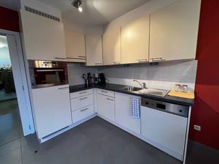 Comfortabel appartement met 2 slaapkamers en hoekterras in verzorgde nieuwe residentie (res. Gilbert Deman) op tweede verdieping, met mogelijkheid eventueel om garage bij te huren (niet inbegrepen). Gelegen nabij de Zeedijk Koksijde (grens Sint -Idesbald), aan tramhalte gelegen.<br /><br />Appartement bestaat uit een inkomhal, living met open keuken met alle elektrische toestellen en vaatwasmachine, hoekterras met groen omgeven, geen inkijk, nachthal met chauffageruimte/kleine berging met aansluiting wasmachine, 2 slaapkamers waarvan 1 met dubbel bed en 1 met stapelbed, badkamer met douche, lavabo en hang_wc. <br />Zeer dicht bij zee en duinen gelegen 3 min.stappen (duinendecreet geen bebouwing meer mogelijk). Ook dicht bij alle faciliteiten, warenhuizen, restaurants, bars, winkelstraat, voeding, cinema, stadhuis, bibliotheek, cultureel centrum, .....tramhalte vlakbij,....<br />Zeer net en proper onderhouden, rustig gelegen. Instapklaar. Voordelig EPC attest (energiezuinig), aparte tellers voor EGW. Vrij 15/12/2025.<br />mogelijkheid voor een garage te huren binnen dezelfde residentie aan 100 EUR extra, plaats voor middenklassewagen, opbergkasten en fietsen)