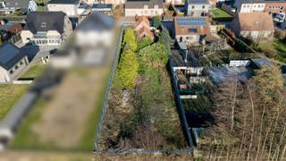 <strong>Mooi gelegen vrijstaande woning met inpandige garage op een groot perceel van ca. 1.099 m² <br />Rustig gelegen nabij het centrum van Arendonk . De woning is naar uw eigen idee in te delen.<br />EPC label C en goedgekeurde electriciteit.</strong><br /><br /><span>Gelijkvloers</span><br /><span>U betreedt de woning via de inkomhal met toegang tot de inpandige garage.</span><br /><span>Ruime woonkeuken, voorzien van kookeiland.<br />Voormalige woonkamer, nu ingedeeld als 3 slaapkamers.<br /></span>Badkamer en apart toilet.<br /><br /><span>Eerste verdieping</span><br /><span>De vaste trap in de inkomhal brengt u naar de eerste verdieping. Hier bevinden zich momenteel 2 slaapmamers en badkamer.</span><br /><br /><span>Buitengebeuren</span><br /><span>De woning heeft aan de voorzijde parkeerruimte en er is een diepe achtertuin met uitzicht over de weilanden.</span><br /><br /><span>Bijzonderheden</span><br /><span>- epc C</span><br /><span>- goedgekeurde electriciteit.</span><br /><span>- woning kan naar eigen inzicht worden ingedeeld.</span><br /><span>- woning met vele mogelijkheden.</span>