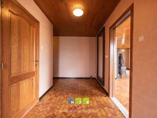 <strong>VRIJSTAANDE WONING MET 5 SLAAPKAMERS EN 2 BADKAMERS OP EEN HOEKPERCEEL VAN 7A76CA TE OPOETEREN.</strong><br /><br /><strong>TROEVEN</strong><br />- Rustige en landelijke ligging.<br />- Hoekperceel van 7A76CA met extra lichtinval en open gevoel.<br />- Geen renovatieplicht.<br />- Nieuw dak in 2010.<br />- Ruime gezinswoning met polyvalente indeling.<br />- 5 Slaapkamers, 2 badkamers en 2 keukens.<br />- Mogelijkheid tot kangoeroewonen of praktijk aan huis.<br />- Gelijkvloerse slaapkamers en badkamer (levensloopbestendig wonen mogelijk).<br />- Veel ingemaakte kasten en bergruimte.<br />- Inpandige garage.<br />- Bewoonbare oppervlakte van 176,85m².<br /><br /><strong>KELDERVERDIEPING</strong><br />- Kelderruimte (2,00m x 3,00m = 6,00m²): betonvloer.<br />- Kelderruimte (2,35m x 3,00m = 7,05m²): betonvloer.<br /><br /><strong>GELIJKVLOERS</strong><br />- Inkomhal ((1,98m x 4,54m) + (2,63m x 1,29m) = 12,38m²): tegelvloer.<br />- Woonkamer ((8,16m x 3,90m) + (1,20m x 4,68m) = 37,45m²): tegelvloer.<br />- Keuken (3,54m x 4,57m = 16,18m²): onder- en bovenkasten, lades, kolomkast, gasvuur, dampkap, oven, koelkast, tegelvloer.<br />- Toilet (0,90m x 1,50m = 1,35m²): lavabo, toilet, tegelvloer.<br />- Inpandige garage (3,60m x 6,00m = 21,60m²): poort, toegangsdeur naar tuin, tegelvloer.<br />- Hal (0,97m x 7,77m = 7,54m²): trap naar 1ste verdieping, inbouwkasten, tegelvloer.<br />- Badkamer (2,40m x 2,50m = 6,00m²): baddouche, toilet, enkele lavabo, tegelvloer.<br />- Slaapkamer 1 (3,32m x 4,00m = 13,28m²): laminaatvloer.<br />- Slaapkamer 2 (2,80m x 4,00m = 11,20m²): inbouwkasten, laminaatvloer.<br />- Slaapkamer 3 (3,20m x 4,00m = 12,80m²): inbouwkasten, laminaatvloer.<br /><br /><strong>VERDIEPING +01</strong><br />- Overloop ((1,00m x 5,70m) + (4,20m x 1,00m) = 9,90m²): tegelvloer.<br />- Badkamer (2,57m x 2,38m = 6,12m²): badkamermeubel met enkele lavabo, aparte douche, toilet, tegelvloer.<br />- Slaapkamer 4 (4,60m x 3,80m = 17,48m²): laminaatvloer.<br />- Slaapkamer 5 (4,70m x 4,00m = 18,80m²): inbouwkasten, laminaatvloer.<br />- Keuken 2 (1,79m x 3,00m = 5,37m²): spoelbak, dampkap, kolomkasten, lades, koelkast, tegelvloer.<br />- Berging (1,00m x 1,00m = 1,00m²): laminaatvloer.<br /><br /><strong>EXTERIEUR</strong><br />- 3 Parkeerplaatsen. <br />- Prieeltje/overkapping terras (12m²)<br />- Aparte buitenberging (24m²).<br /><br />Bekijkt u deze advertentie via een aanverwante vastgoedsite, surf dan zeker naar onze website www.N78vastgoed.be voor een uitgebreide beschrijving en foto's. Meer info: +32 476 68 28 47 of kobe@N78vastgoed.be.