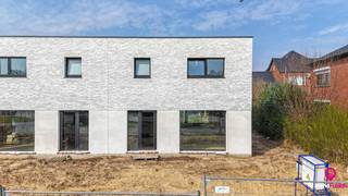 Moderne halfopen nieuwbouwwoning in ruwbouw (wind- en waterdicht) met 3 slaapkamers op toplocatie!<br /><br />Bent u op zoek naar een moderne woning die u nog volledig naar eigen smaak kan afwerken? Deze strakke halfopen nieuwbouwwoning in ruwbouwafwerking (wind- en waterdicht) biedt een uitstekende basis voor uw toekomstige thuis.<br /><br />De woning is gelegen op een perceel van 3,30 are met een straatbreedte van 10,5 meter en geniet van een bijzonder gunstige ligging. U bevindt zich op korte afstand van het centrum van Zolder, Houthalen en Zonhoven met bovendien een vlotte verbinding naar de autosnelwegen E313 en E314.<br /><br />Met een bruto bewoonbare oppervlakte van 167 m² werd deze woning praktisch en doordacht ingedeeld, met oog voor ruimte en comfort.<br /><br />Via de inkomhal betreedt u de woning, waar zich tevens een gastentoilet bevindt. Vanuit de hal komt u in de ruime en lichtrijke leefruimte, die voldoende plaats biedt voor een gezellige zithoek en een eetkamer. Aansluitend bevindt zich de open keuken, die in directe verbinding staat met de leefruimte en zicht biedt op de tuin. Naast de keuken is er een grote, praktische berging voorzien. Vanuit de leefruimte heeft u toegang tot de trap die naar de eerste verdieping leidt.<br /><br />De nachthal geeft toegang tot drie volwaardige slaapkamers. Verder bevindt zich op deze verdieping een badkamer, een aparte toiletruimte en een extra berging, wat zorgt voor bijkomend comfort en praktische opbergruimte.<br /><br />Het perceel wordt vlak opgeleverd en is meteen klaar voor de aanleg van een tuin naar eigen wens.<br /><br />Pluspunten:<br />- Moderne en strakke architectuur;<br />- Zeer degelijke constructie;<br />- Bewoonbare oppervlakte van 167 m²;<br />- Ruime en aangename leefruimte!<br />- 3 slaapkamers!<br />- Triple beglazing!<br />- Extra bergruimte op de verdieping;<br />- Centrale en vlot bereikbare ligging;<br />- Regenwaterput aanwezig;<br />- Aankoop volledig aan 12% registratierechten.<br /><br />Samenwerken met deze bouwheer staat garant voor kwaliteit, duidelijke afspraken en een betrouwbare afwerking.<br /><br />Voor een bezichtiging ter plaatse of meer info, bel ons op 078/78.78.70, of kom gewoon binnen op ons kantoor, steeds welkom!