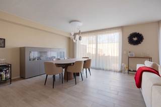 <p>Ontdek dit <strong>hoogwaardig afgewerkt nieuwbouwappartement</strong> in residentie Klaverhof, rustig gelegen nabij het centrum van Vosselaar en met vlotte verbindingen naar omliggende gemeenten.</p><p>Het appartement heeft een <strong>bewoonbare oppervlakte van 128,23 m²</strong> en beschikt over een <strong>ruim terras van 24,75 m²</strong>.</p><p>Bij het betreden van het appartement komt u in een ruime inkomhal met apart toilet. Van hieruit bereikt u de lichtrijke leefruimte, waar grote raampartijen zorgen voor een aangenaam zicht op de tuin en het terras. De open keuken sluit naadloos aan op de leefruimte en is volledig uitgerust met <strong>kwalitatieve toestellen</strong>, waaronder een inductiekookplaat, dampkap, vaatwasser, ingebouwde koelkast, combi-oven en lavabo. Verder beschikt de keuken over een aparte berging met aansluiting voor was- en droogmachine. Het appartement beschikt over <strong>twee slaapkamers</strong> en een <strong>stijlvolle badkamer</strong> voorzien van inloopdouche, ligbad en wasmeubel.</p><p>Mogelijkheid tot aankoop aan 6% btw-regeling (onder voorwaarden).</p><p><strong>Prijsoverzicht</strong>:<br />€ 409.500 excl. btw en registratierechten:<br />= € 483.278 incl. 21% btw (constructie) en 12% registratierechten (grondaandeel)<br />= € 442.215 incl. 6% btw (constructie) en 12% registratierechten (grondaandeel)<br />Aankoop van autostaanplaats en kelderberging verplicht!<br />Staanplaats + berging: € 32.000 excl. btw:<br />= € 36.241 incl. 21% btw (constructie) en 12% registratierechten (grondaandeel)<br />= € 33.706 incl. 6% btw (constructie) en 12% registratierechten (grondaandeel)<br /><strong>Totaalprijzen</strong>:<br />= € 519.519 incl. 21% btw (constructie) en 12% registratierechten (grondaandeel)<br />= € 475.921 incl. 6% btw (constructie) en 12% registratierechten (grondaandeel)</p><p>Extra:<br />- Energiezuinige nieuwbouw (E-peil < 40)<br />- Ventilatiesysteem D<br />- Vloerverwarming<br />- P-score A, G-score A <br />- Woongebied, Vg, Gvv, Gvkr, Gmo<br />- Niet opgenomen in het maatregelenregister</p><p>Voor meer info ga naar www.coenenvastgoed.be of bel 03/375.82.92</p>